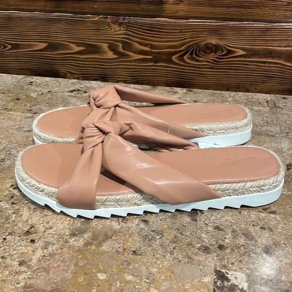 Women’s Sandals - Picture 4 of 9